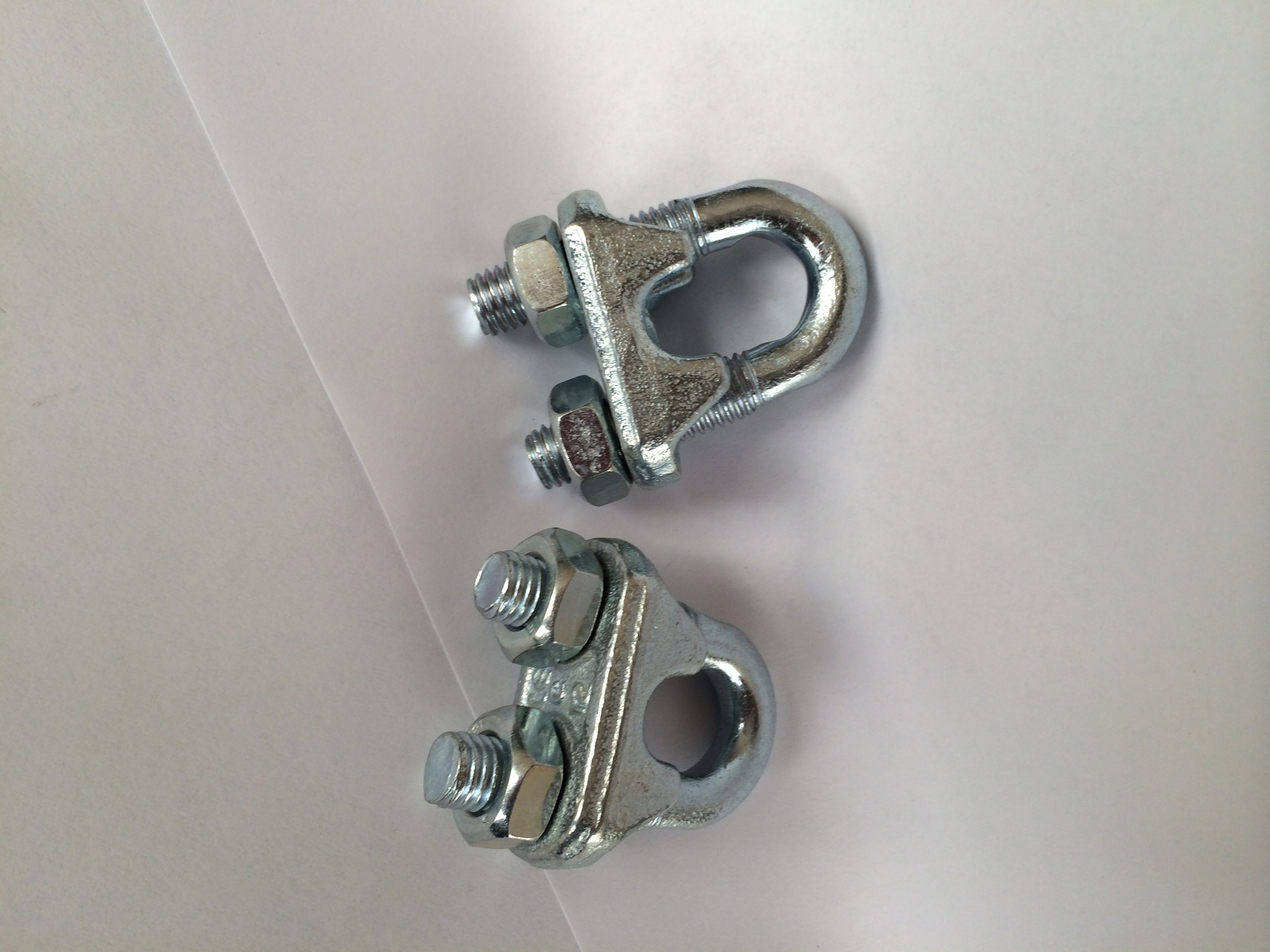 Attache de câble métallique de type A